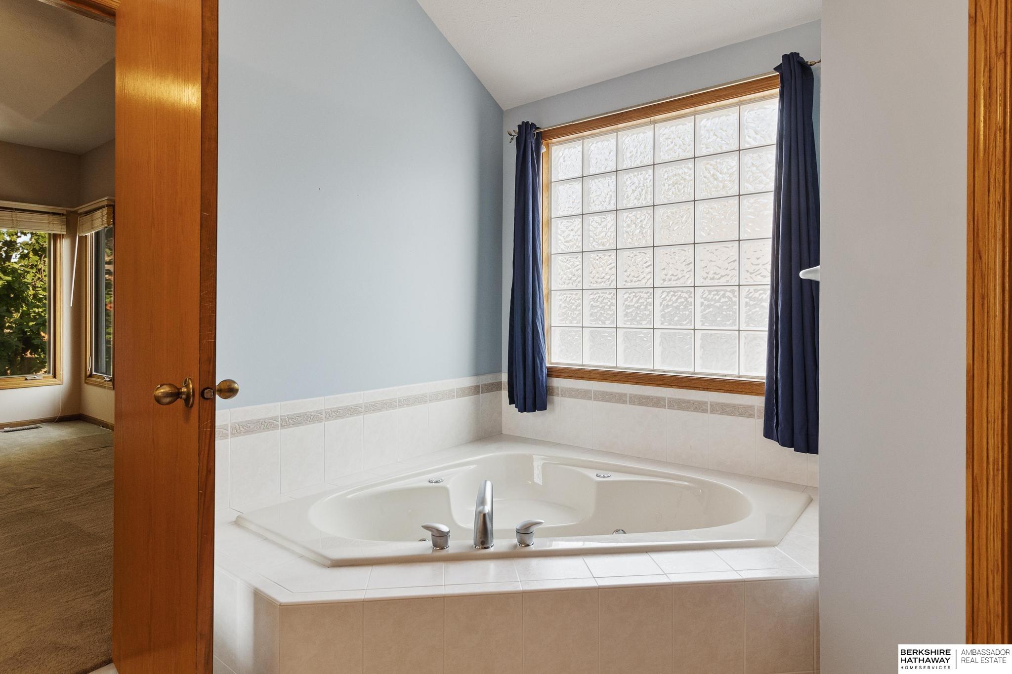 Omaha, Nebraska 68007, United States, 4 Bedrooms Bedrooms, ,3 BathroomsBathrooms,Residential,Active,222043