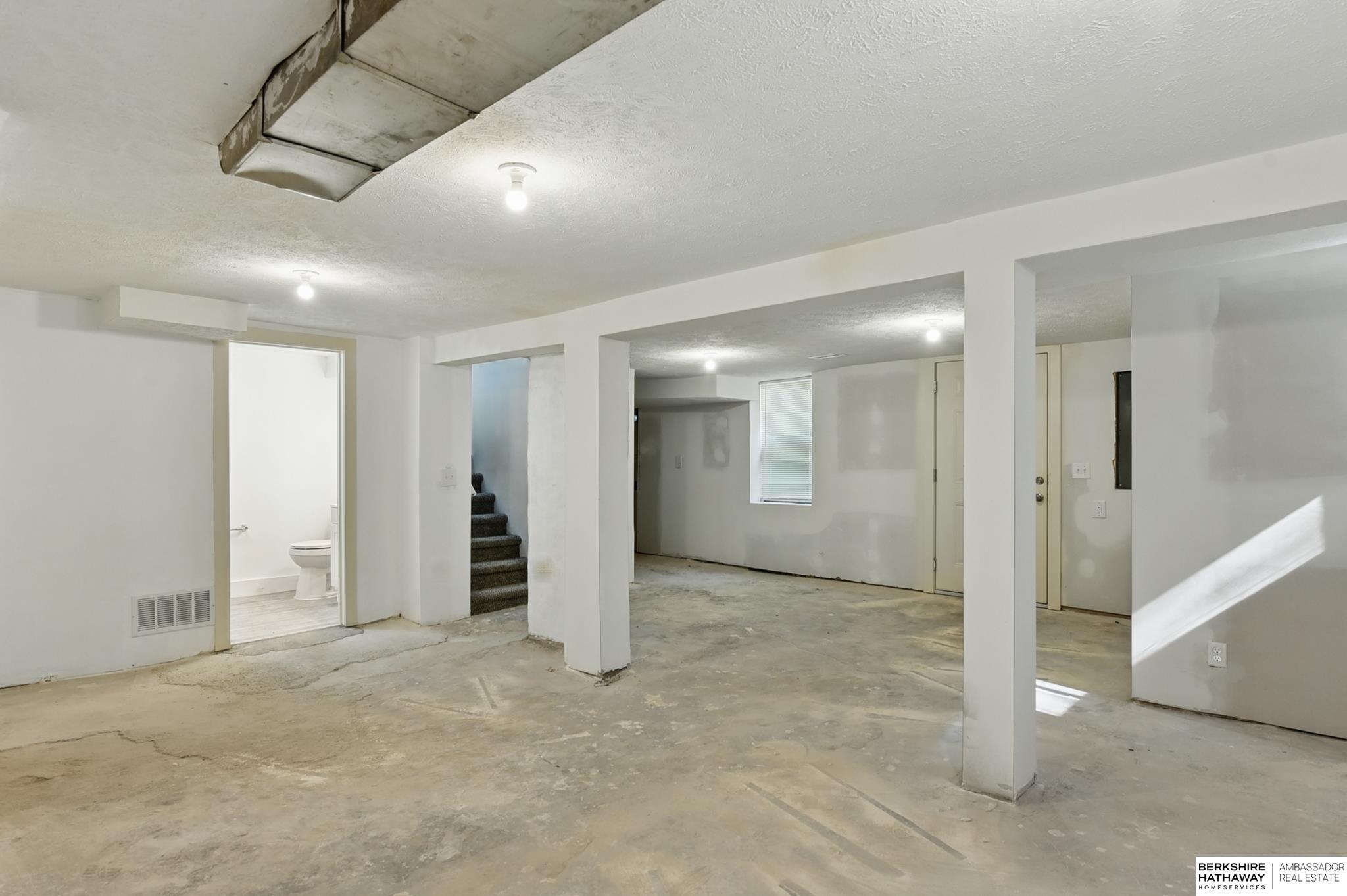 Omaha, Nebraska 68111, United States, 6 Bedrooms Bedrooms, ,3 BathroomsBathrooms,Residential,Active,124680