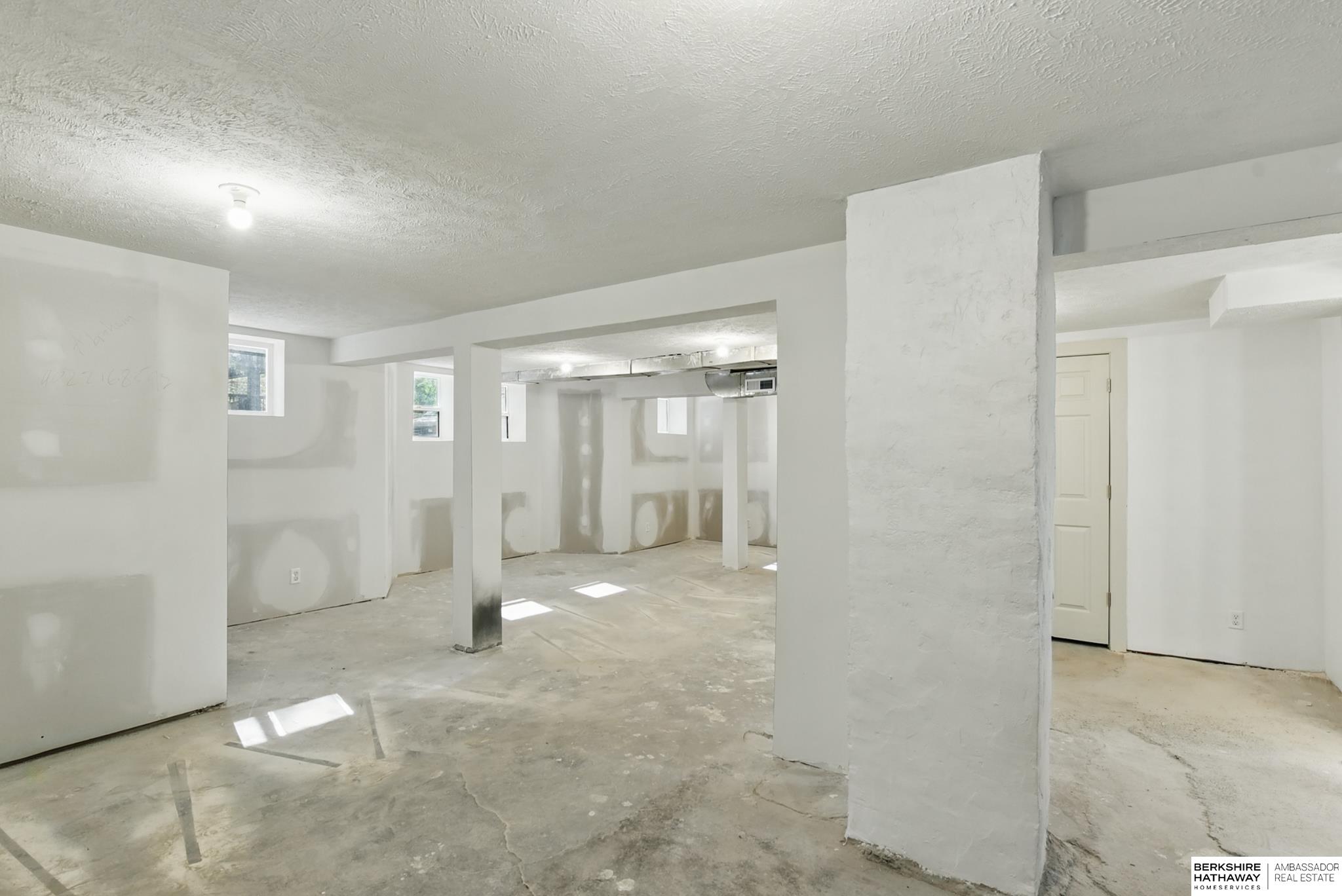 Omaha, Nebraska 68111, United States, 6 Bedrooms Bedrooms, ,3 BathroomsBathrooms,Residential,Active,124680