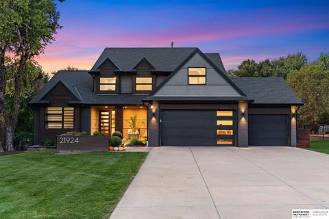Photo of 21924 Trailridge Boulevard, Omaha, NE 68022 (MLS # 22526313)