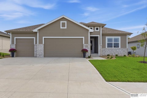 Photo of 11711 S 119th Street, Papillion, NE 68046 (MLS # 22626297)