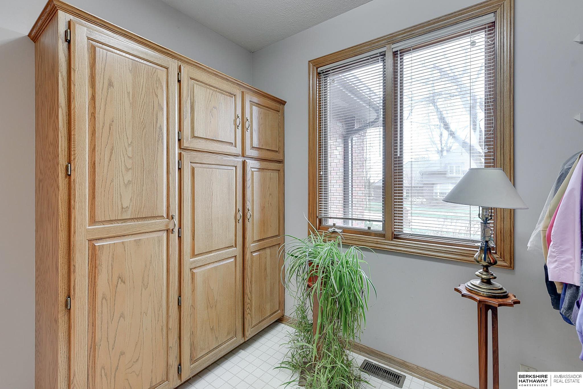 Omaha, Nebraska 68114, United States, 5 Bedrooms Bedrooms, ,4 BathroomsBathrooms,Residential,Active,111138