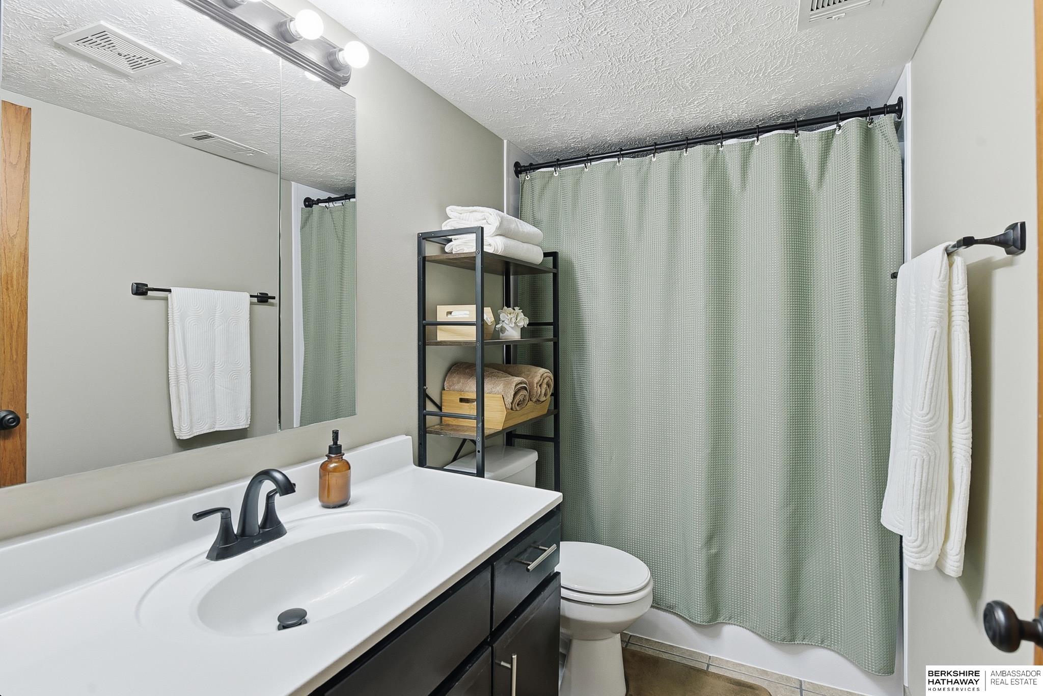 Omaha, Nebraska 68131, United States, 2 Bedrooms Bedrooms, ,1 BathroomBathrooms,Residential,Active,247444