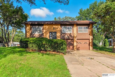 Photo of 1031 Cobblestone Drive, Lincoln, NE 68510 (MLS # 22531106) Photo of 1031 Cobblestone Drive, Lincoln, NE 68510 (MLS # 22531106)