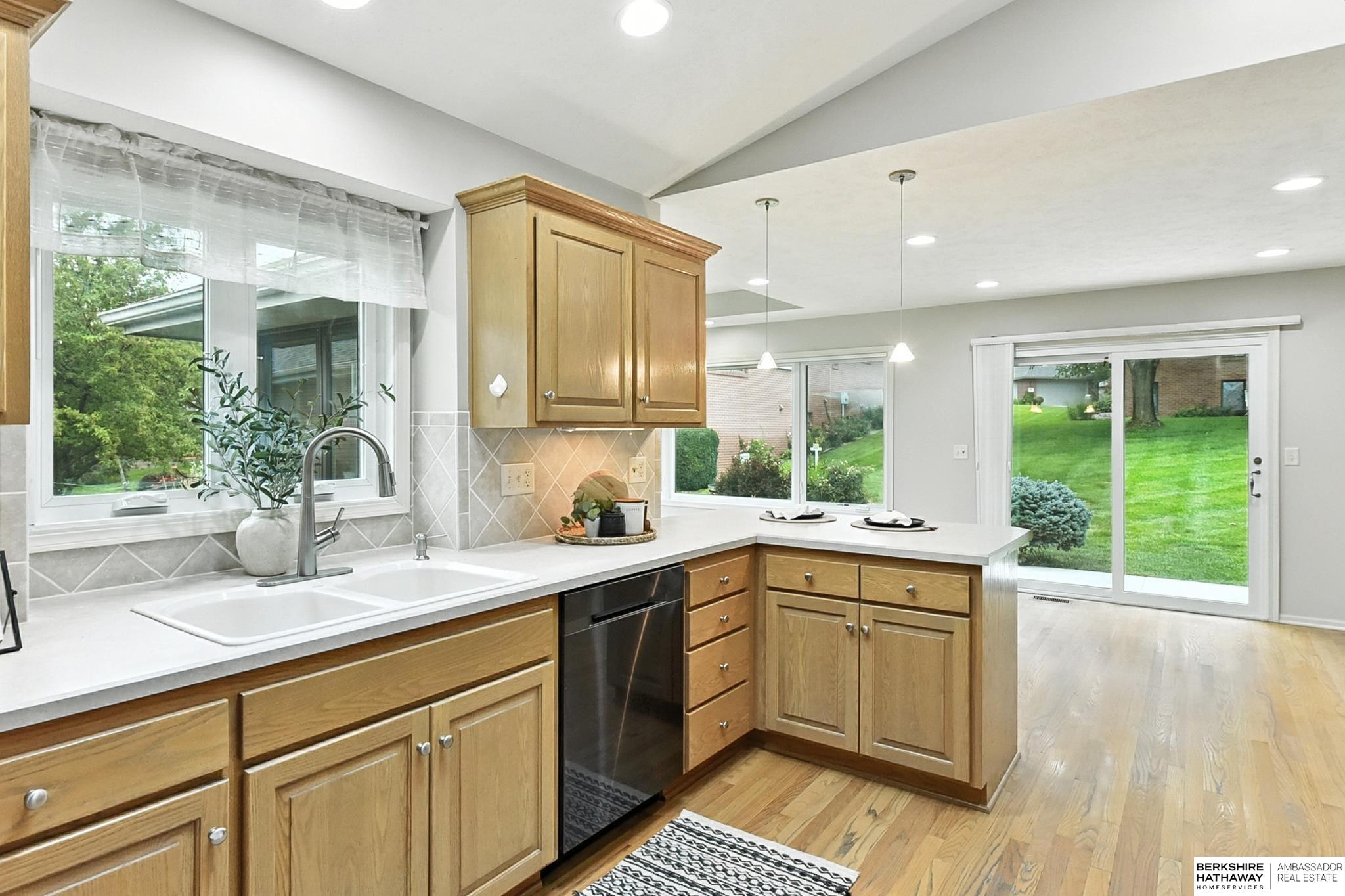 Lincoln, Nebraska 68516, United States, 2 Bedrooms Bedrooms, ,3 BathroomsBathrooms,Residential,Pending,200798