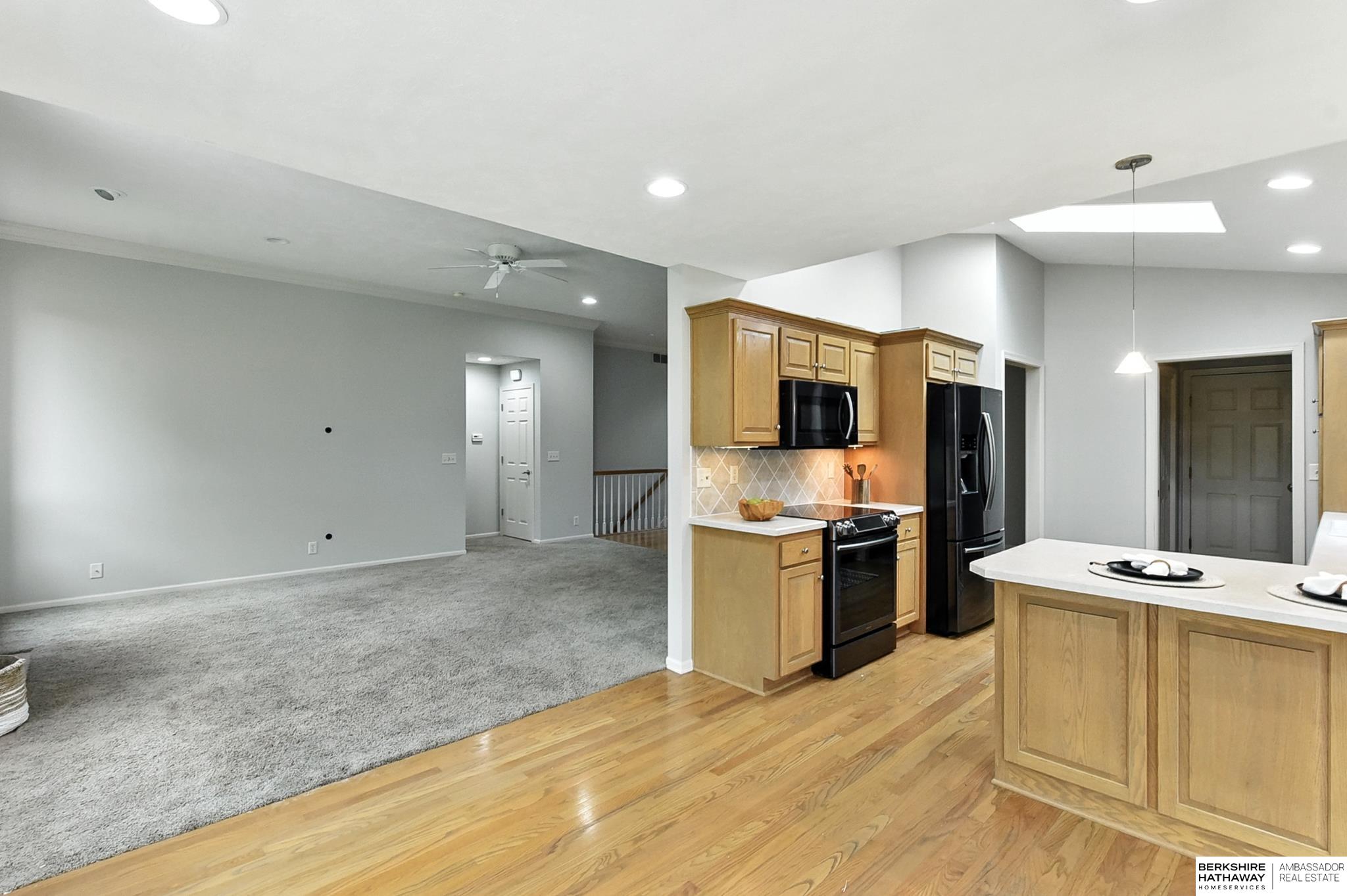 Lincoln, Nebraska 68516, United States, 2 Bedrooms Bedrooms, ,3 BathroomsBathrooms,Residential,Pending,200798