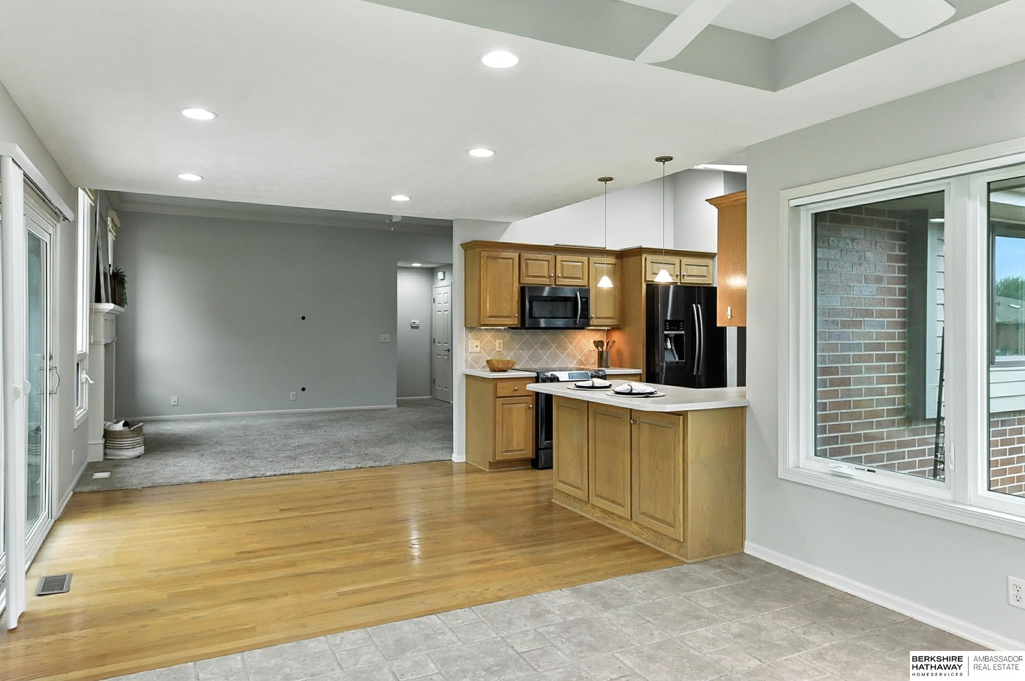 Lincoln, Nebraska 68516, United States, 2 Bedrooms Bedrooms, ,3 BathroomsBathrooms,Residential,Pending,200798