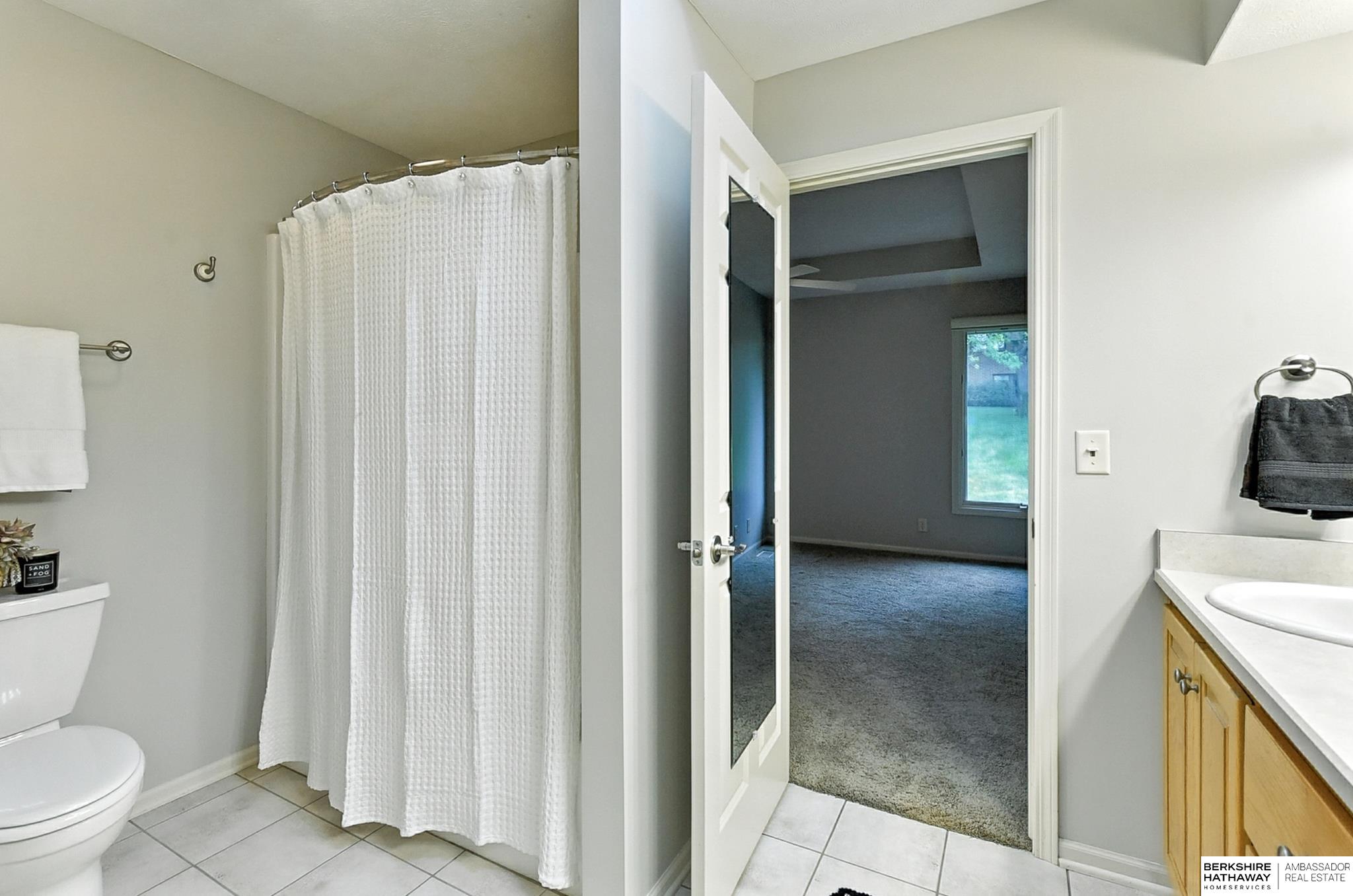 Lincoln, Nebraska 68516, United States, 2 Bedrooms Bedrooms, ,3 BathroomsBathrooms,Residential,Pending,200798