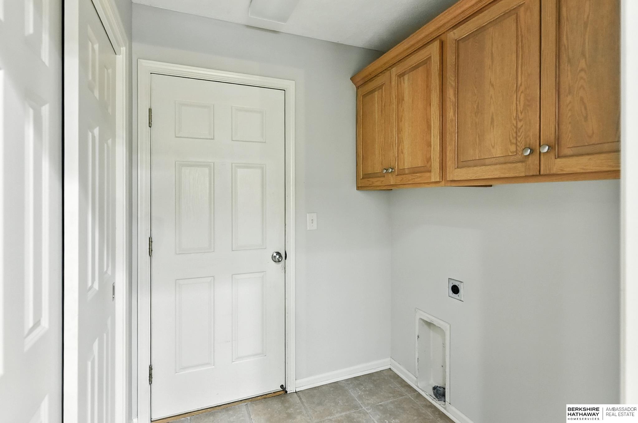 Lincoln, Nebraska 68516, United States, 2 Bedrooms Bedrooms, ,3 BathroomsBathrooms,Residential,Pending,200798