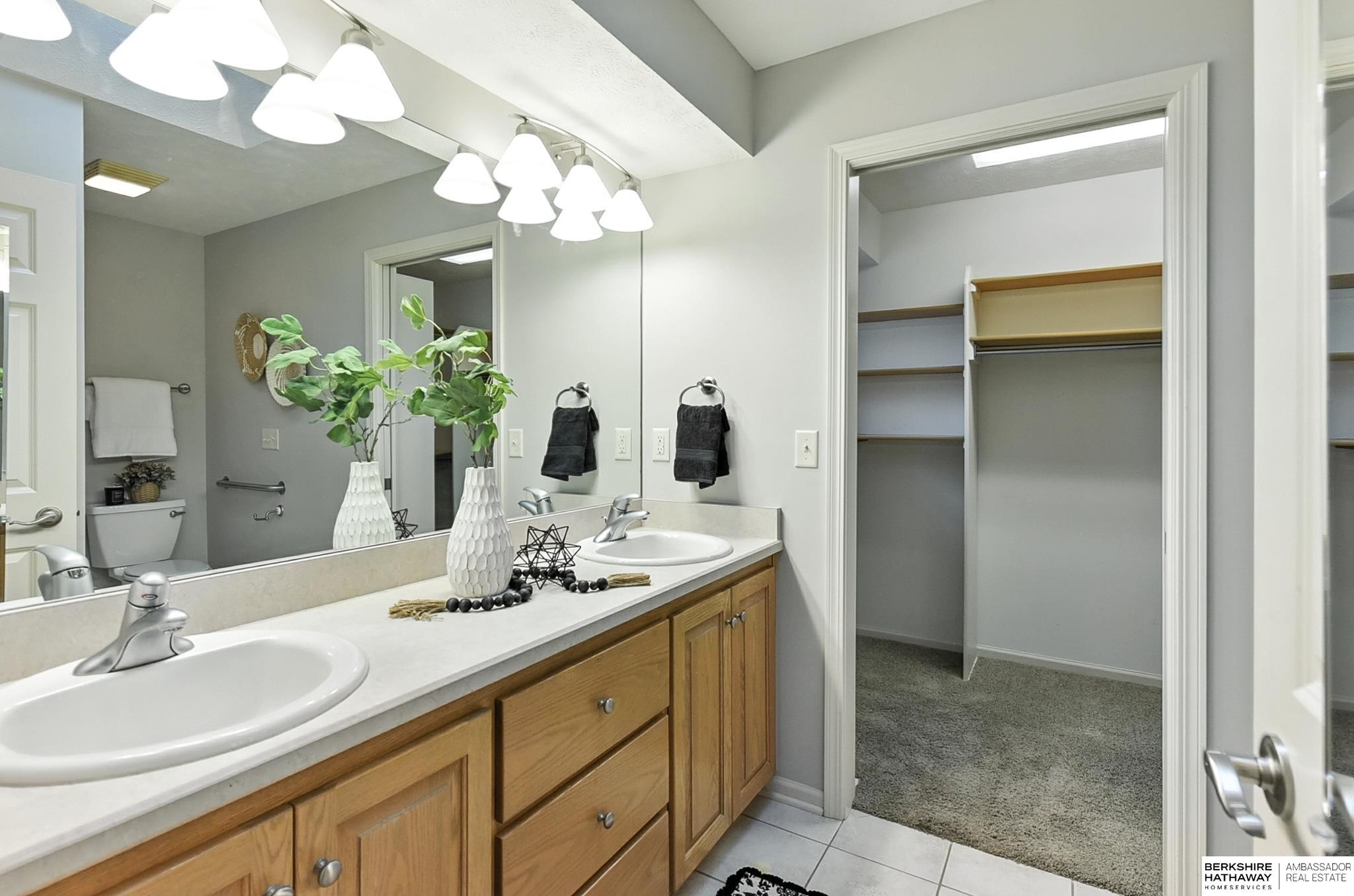 Lincoln, Nebraska 68516, United States, 2 Bedrooms Bedrooms, ,3 BathroomsBathrooms,Residential,Pending,200798