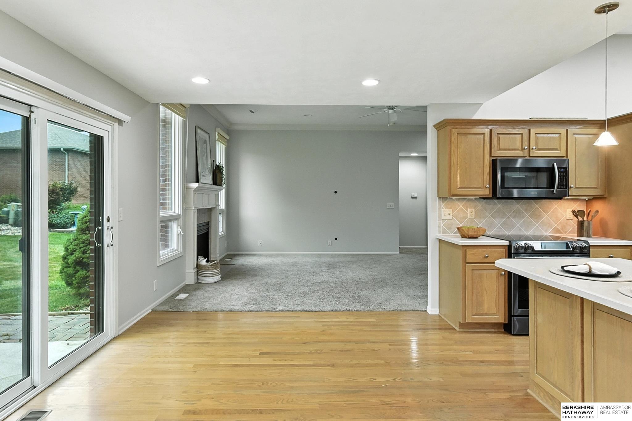 Lincoln, Nebraska 68516, United States, 2 Bedrooms Bedrooms, ,3 BathroomsBathrooms,Residential,Pending,200798