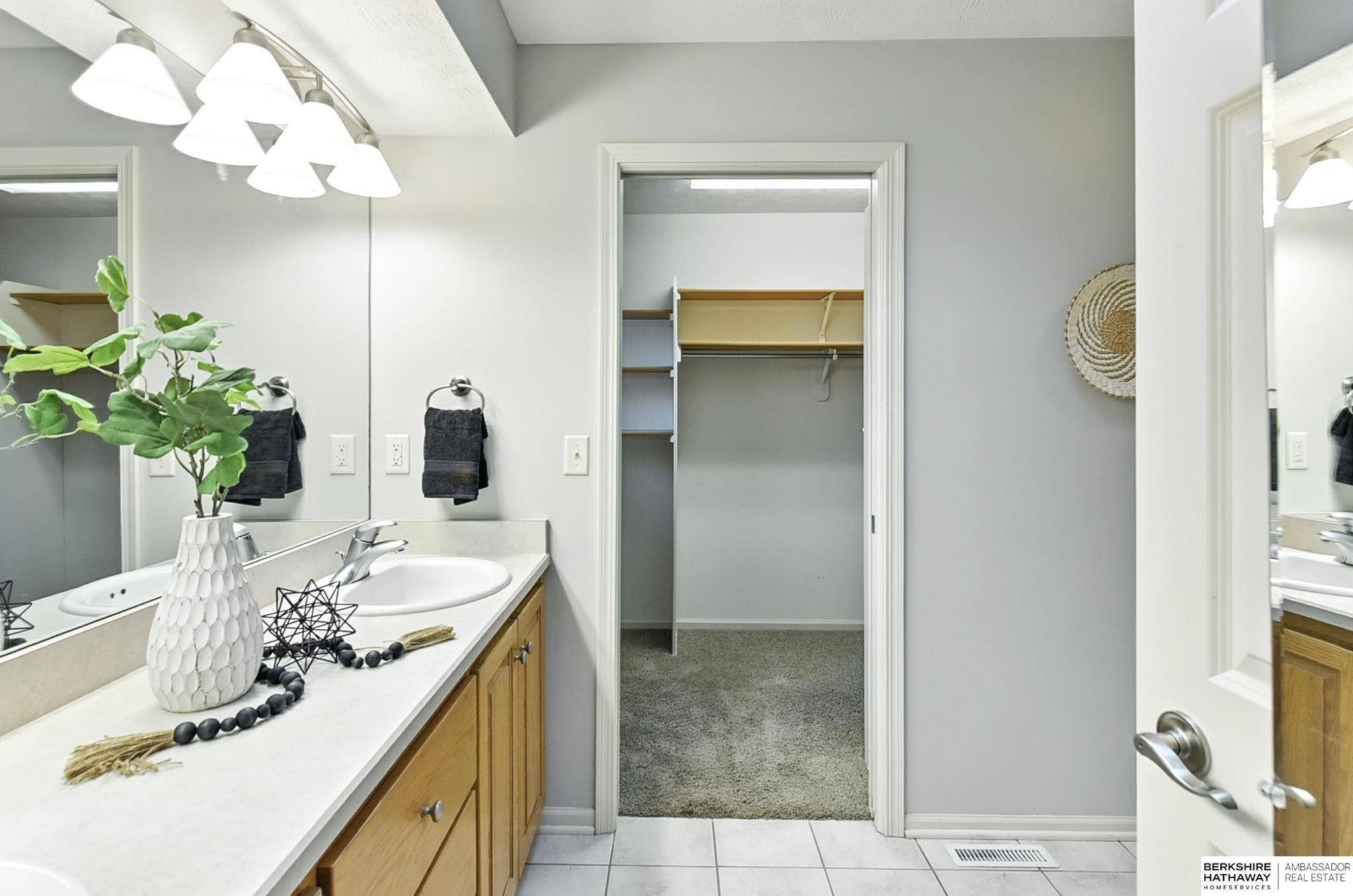 Lincoln, Nebraska 68516, United States, 2 Bedrooms Bedrooms, ,3 BathroomsBathrooms,Residential,Pending,200798