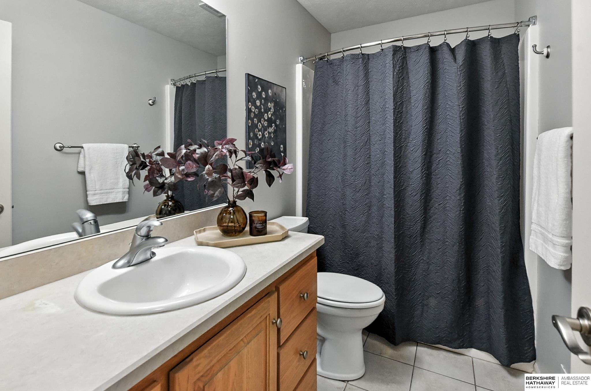 Lincoln, Nebraska 68516, United States, 2 Bedrooms Bedrooms, ,3 BathroomsBathrooms,Residential,Pending,200798