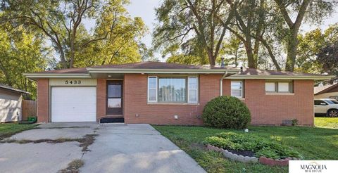 Photo of 5433 pioneers Street, Lincoln, NE 68506 (MLS # 22605617)