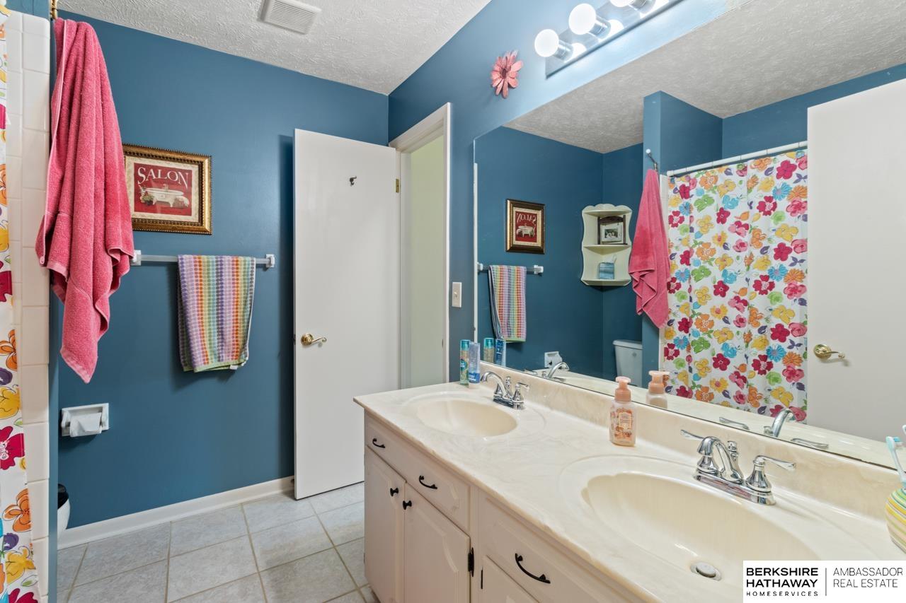 Bellevue, Nebraska 68123, United States, 2 Bedrooms Bedrooms, ,2 BathroomsBathrooms,Residential,Pending,144662