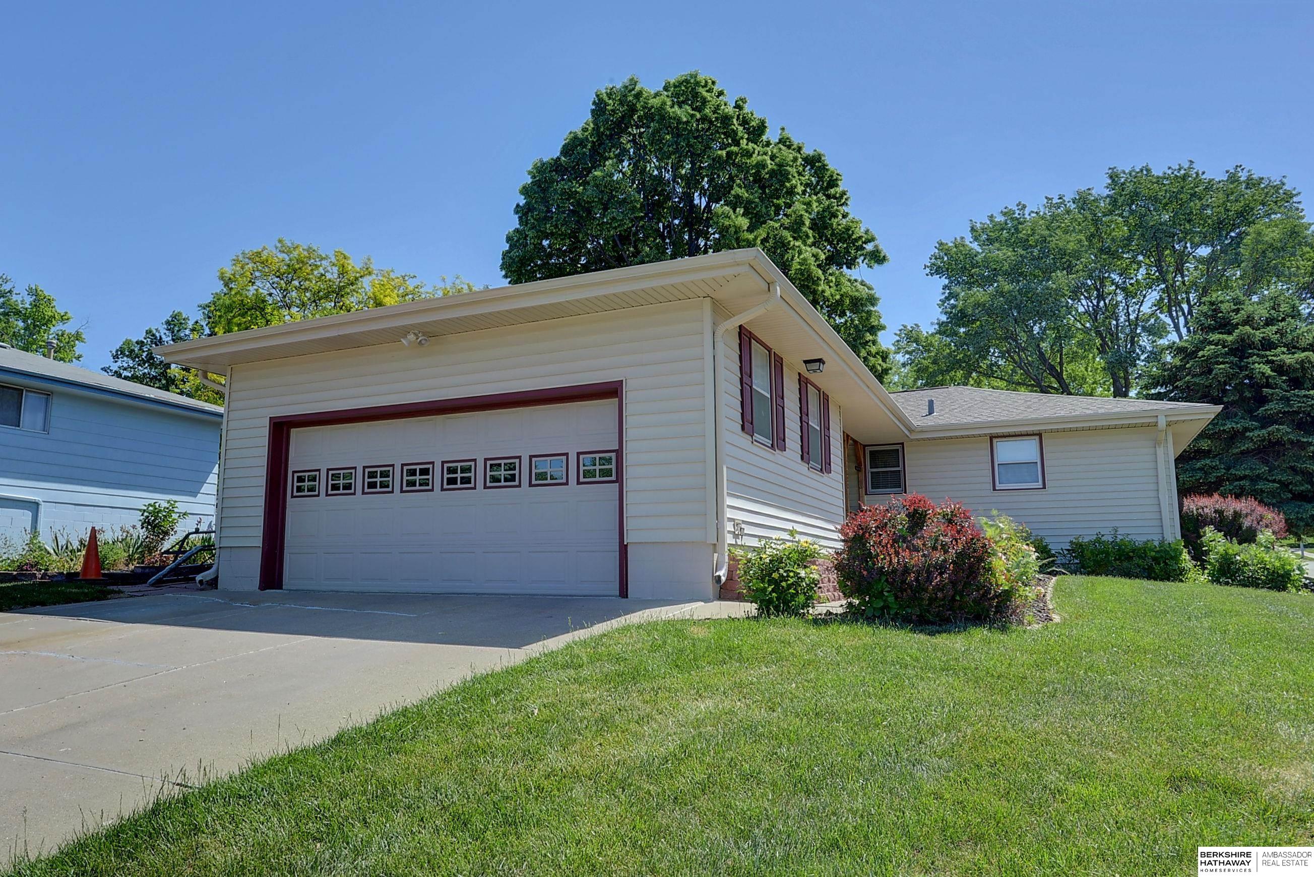 Omaha, Nebraska 68137, United States, 3 Bedrooms Bedrooms, ,2 BathroomsBathrooms,Residential,Pending,133412