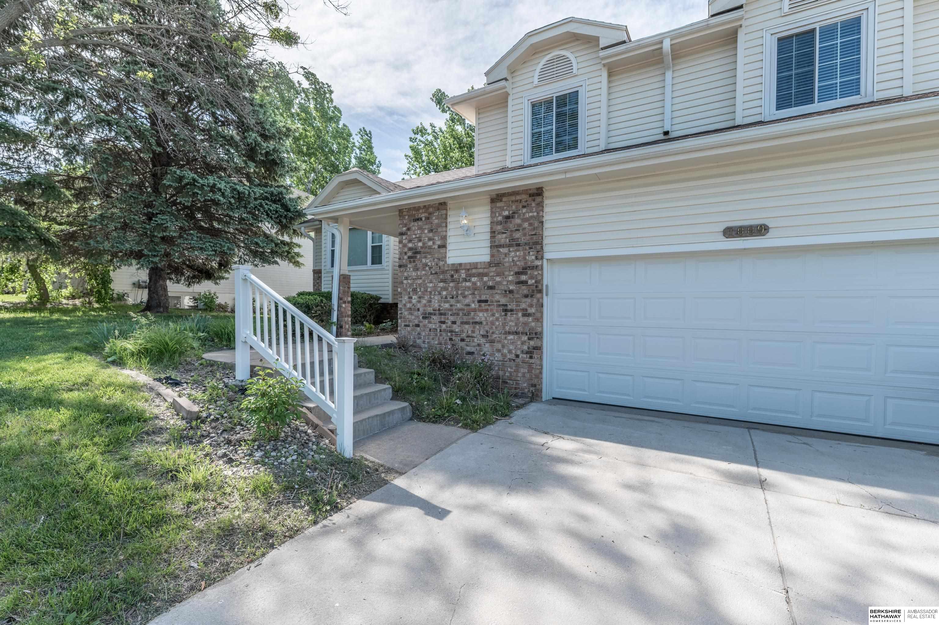 Papillion, Nebraska 68046, United States, 4 Bedrooms Bedrooms, ,3 BathroomsBathrooms,Residential,Pending,195760