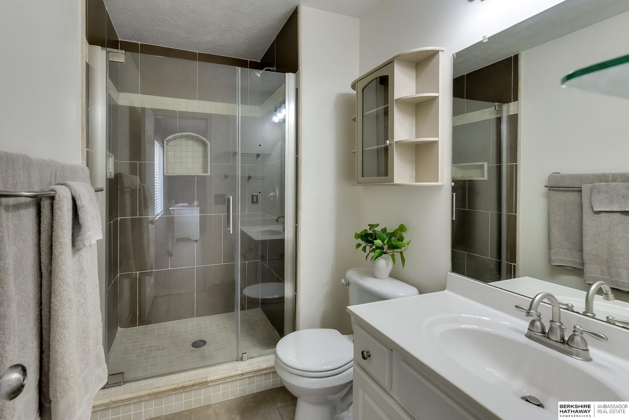 Omaha, Nebraska 68136, United States, 3 Bedrooms Bedrooms, ,2 BathroomsBathrooms,Residential,Pending,119008