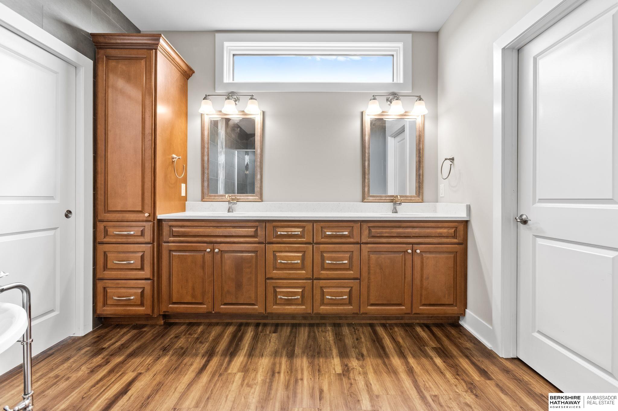 Louisville, Nebraska 68037, United States, 5 Bedrooms Bedrooms, ,3 BathroomsBathrooms,Residential,Active,197056