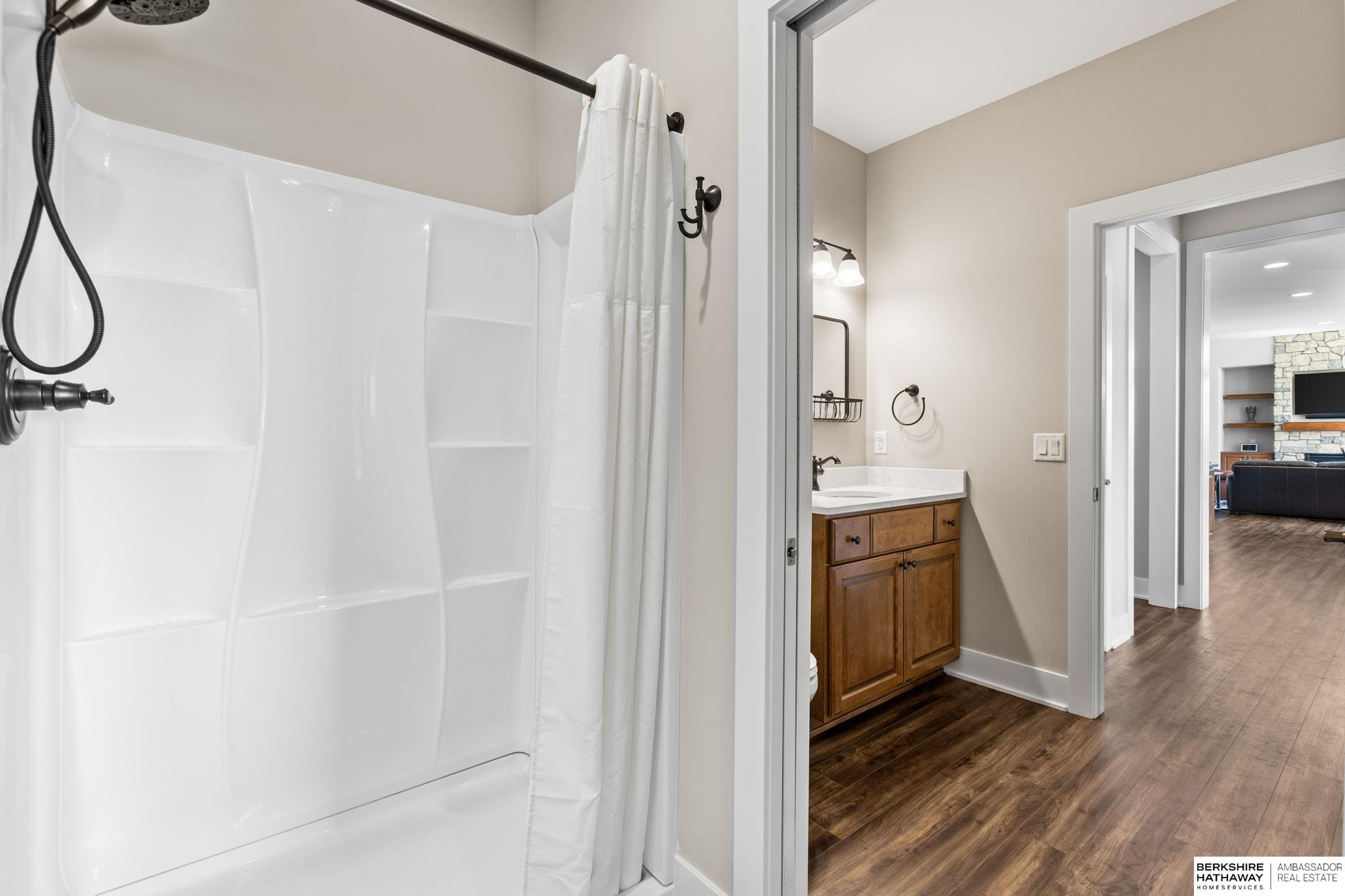 Louisville, Nebraska 68037, United States, 5 Bedrooms Bedrooms, ,3 BathroomsBathrooms,Residential,Active,197056