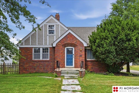 Photo of 4402 pierce Street, Omaha, NE 68105 (MLS # 22621440)