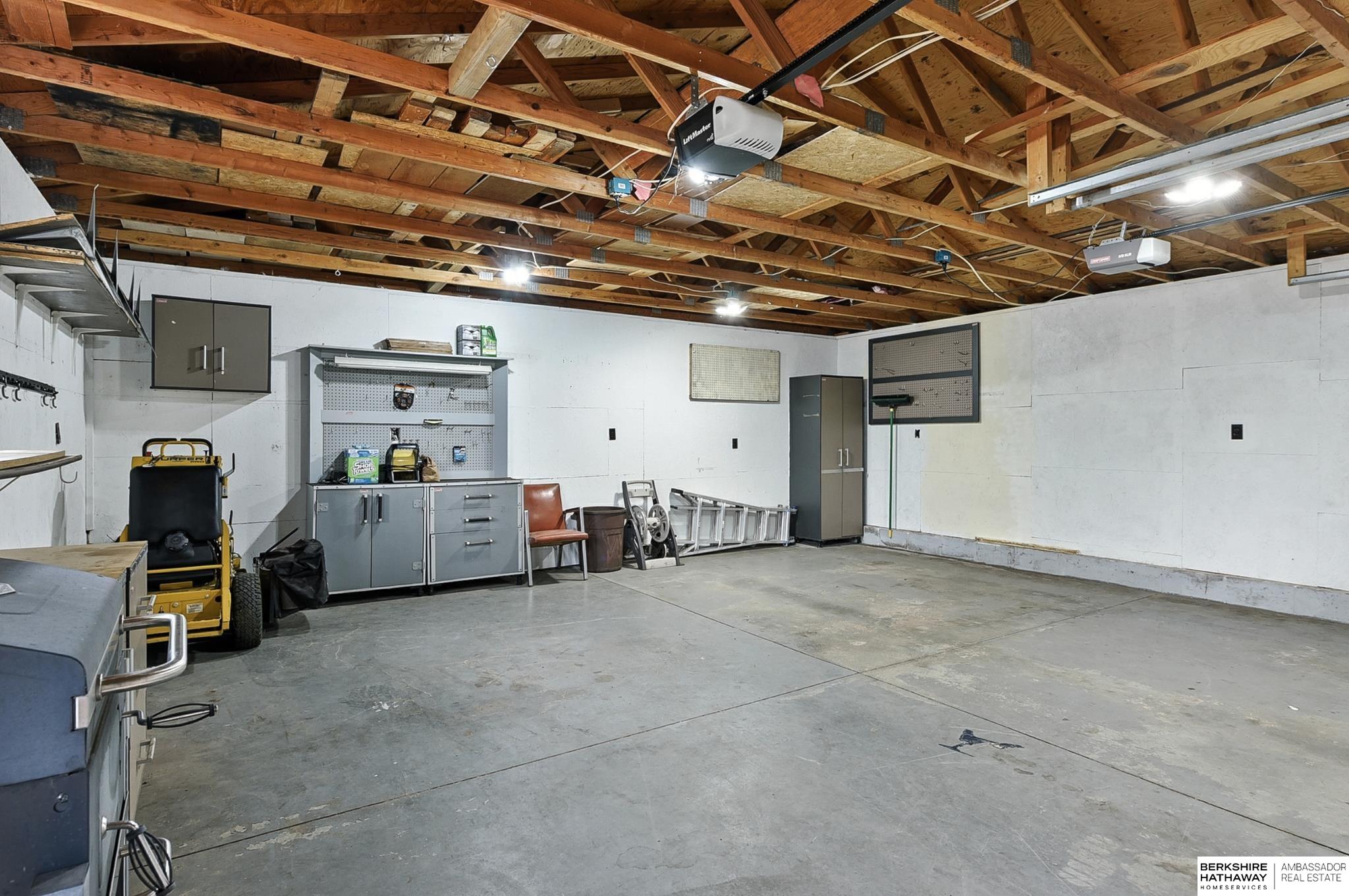 Omaha, Nebraska 68144, United States, 3 Bedrooms Bedrooms, ,2 BathroomsBathrooms,Residential,Pending,199595