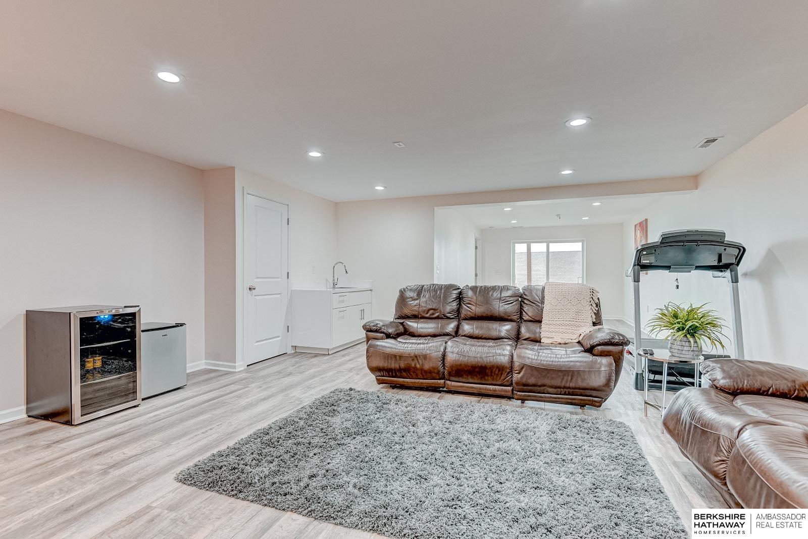 Bennington, Nebraska 68007, United States, 5 Bedrooms Bedrooms, ,4 BathroomsBathrooms,Residential,Active,210642