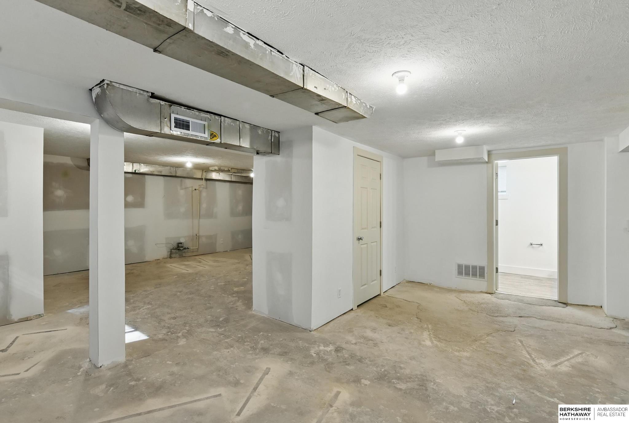 Omaha, Nebraska 68111, United States, 6 Bedrooms Bedrooms, ,3 BathroomsBathrooms,Residential,Active,240651