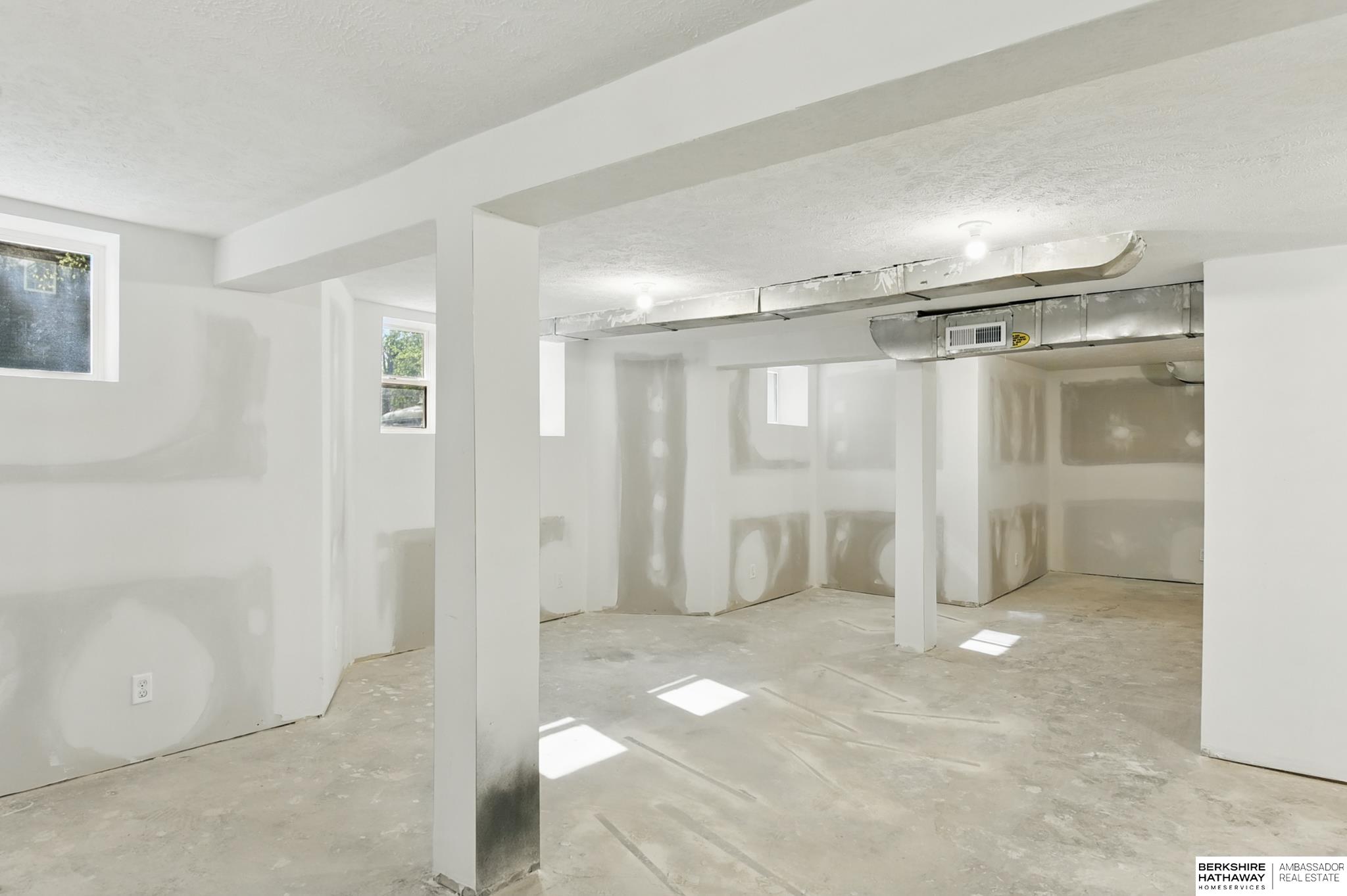 Omaha, Nebraska 68111, United States, 6 Bedrooms Bedrooms, ,3 BathroomsBathrooms,Residential,Active,240651