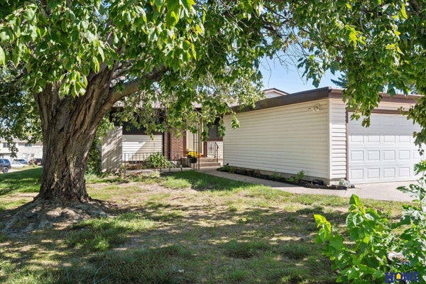 2131 SANDSTONE RD, LINCOLN, NE 68512 - Image d47798c2cdb84e1bc6be564b4183f855/922293013
