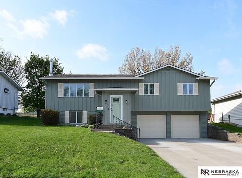 Photo of 9211 Weir Street, Omaha, NE 68127 (MLS # 22610863)