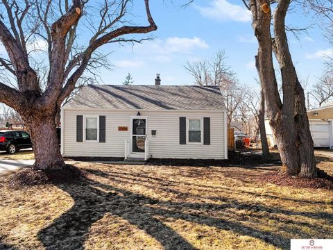 Photo of 2504 Washington Street, Bellevue, NE 68005 (MLS # 22605140)