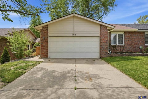 Photo of 1811 Normandy Lane, Lincoln, NE 68512 (MLS # 22615261)