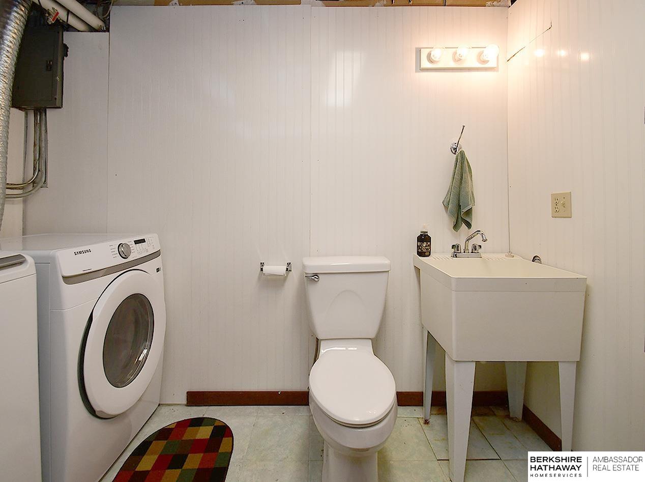 Omaha, Nebraska 68105, United States, 4 Bedrooms Bedrooms, ,2 BathroomsBathrooms,Residential,Active,170421