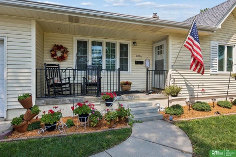 Photo of 8006 Nina Street, Omaha, NE 68124 (MLS # 22626320)