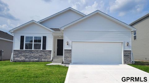 Photo of 13618 Whitmore Street, Omaha, NE 68142 (MLS # 22518350)