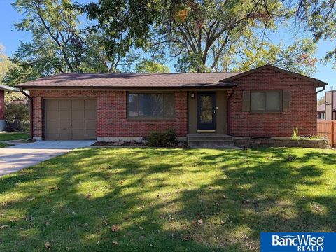 Photo of 1120 Driftwood Drive, Lincoln, NE 68510 (MLS # 22533865)