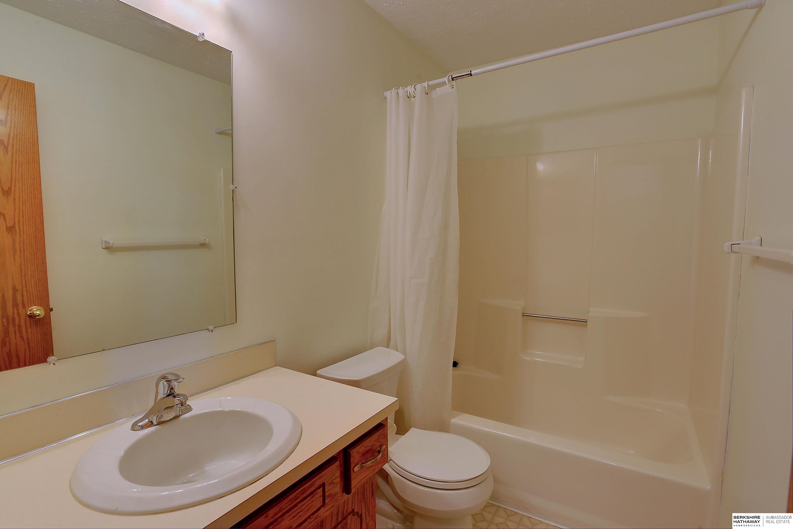 Omaha, Nebraska 68152, United States, 3 Bedrooms Bedrooms, ,2 BathroomsBathrooms,Residential,Active,217124