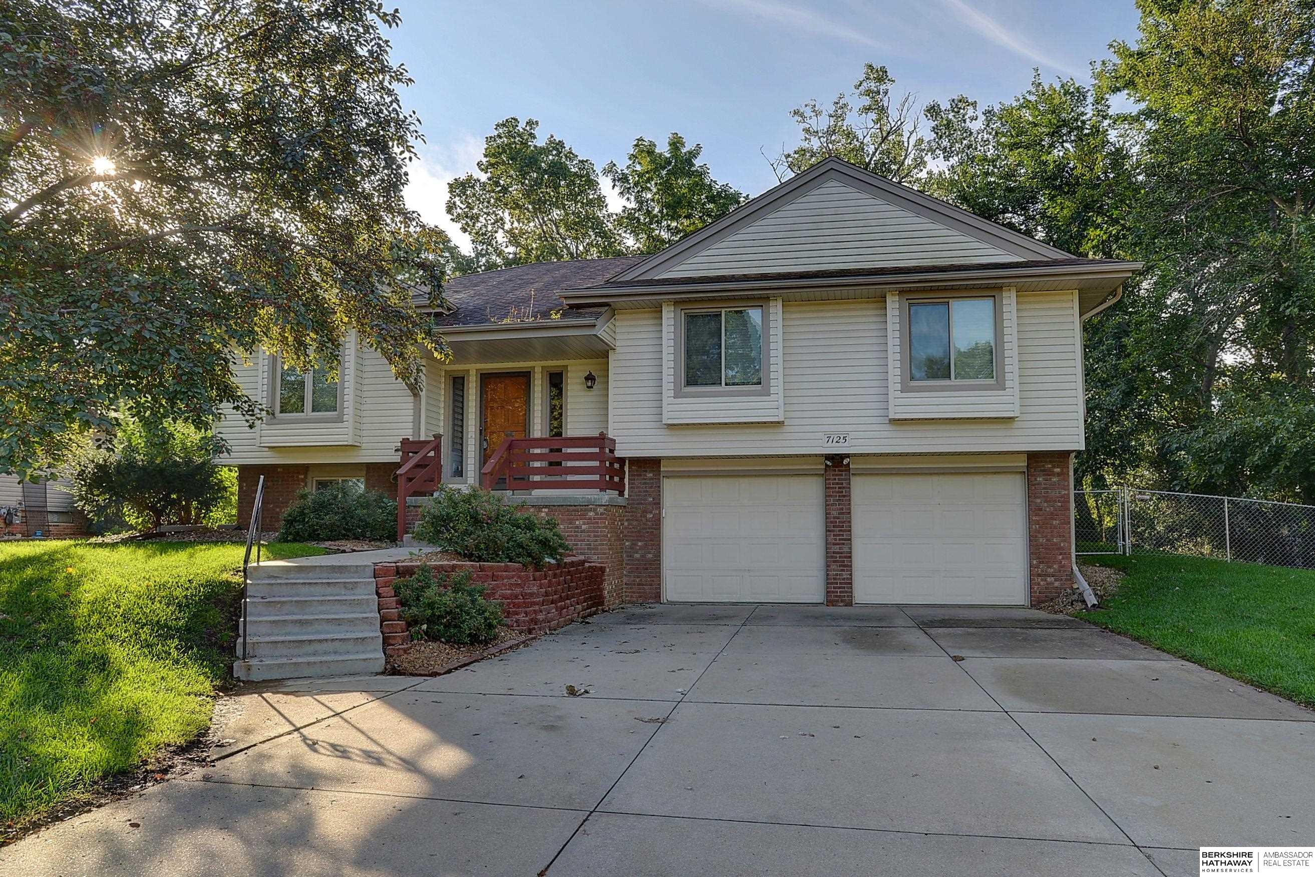 Omaha, Nebraska 68152, United States, 3 Bedrooms Bedrooms, ,2 BathroomsBathrooms,Residential,Active,217124