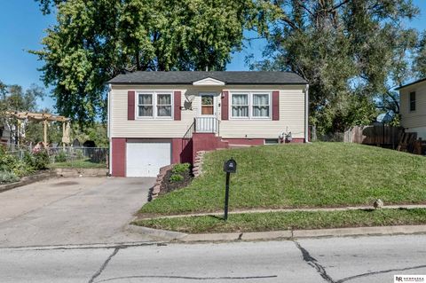 Photo of 2402 Emiline Street, Bellevue, NE 68147 (MLS # 22528974)