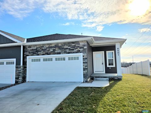 Photo of 8501 Regent Court, Lincoln, NE 68507 (MLS # 22601188)