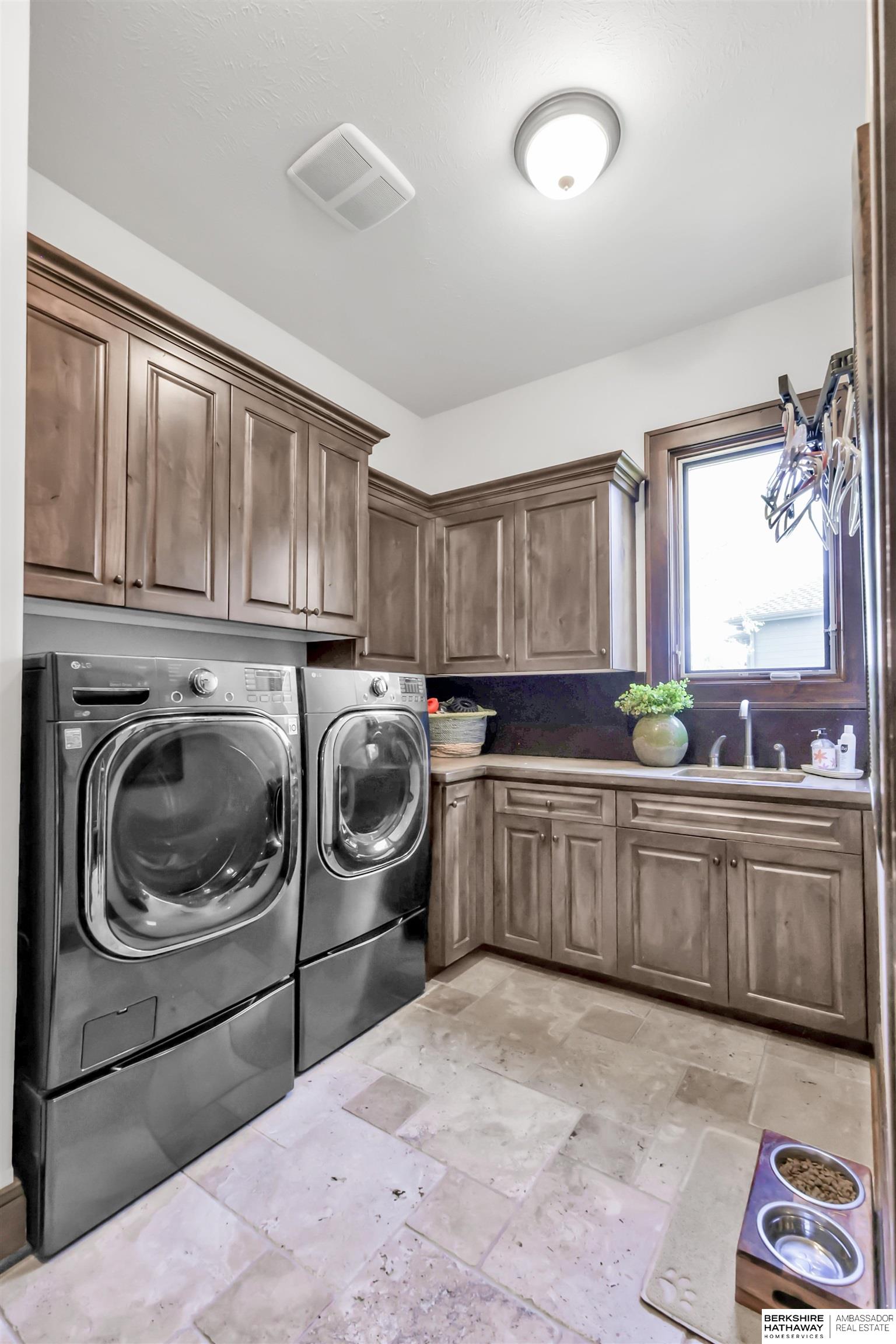 Elkhorn, Nebraska 68022, United States, 6 Bedrooms Bedrooms, ,4 BathroomsBathrooms,Residential,Pending,120163