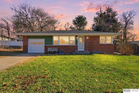 Photo of 1831 Sunny Hill Road, Lincoln, NE 68502 (MLS # 22601630)