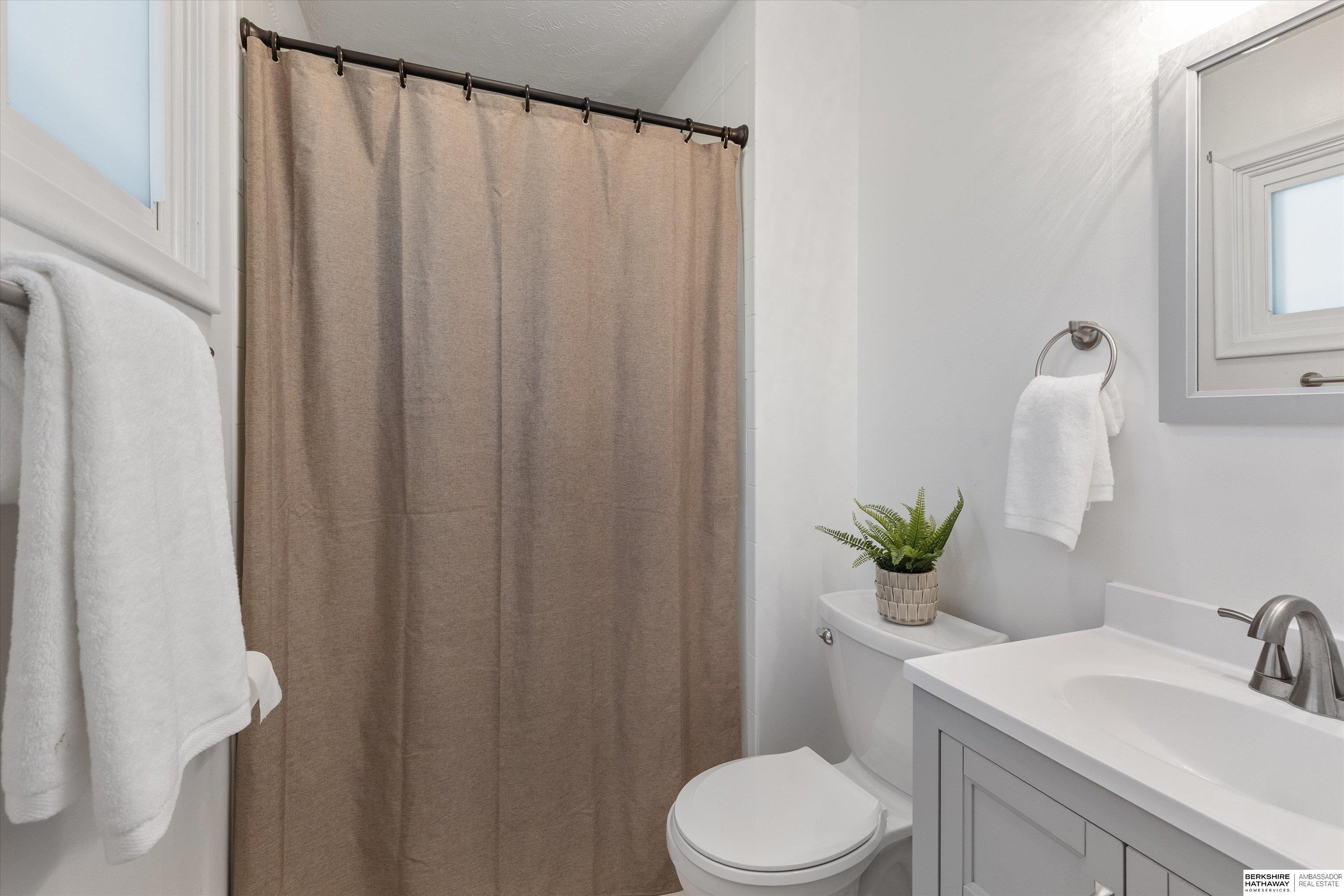 Omaha, Nebraska 68164, United States, 3 Bedrooms Bedrooms, ,2 BathroomsBathrooms,Residential,Active,163557