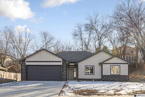 Photo of 2711 Lynnwood Drive, Bellevue, NE 68123 (MLS # 22535187)