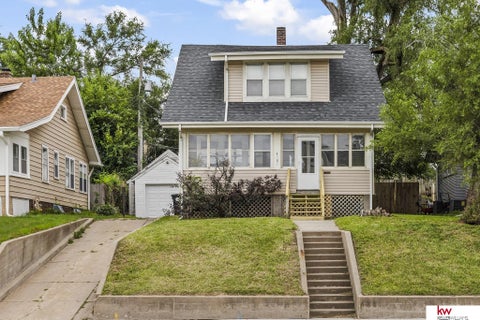 Photo of 4323 Leavenworth Street, Omaha, NE 68105 (MLS # 22626512)