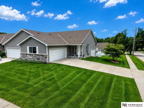 Photo of 5201 Locust Street, Lincoln, NE 68516 (MLS # 22628620)