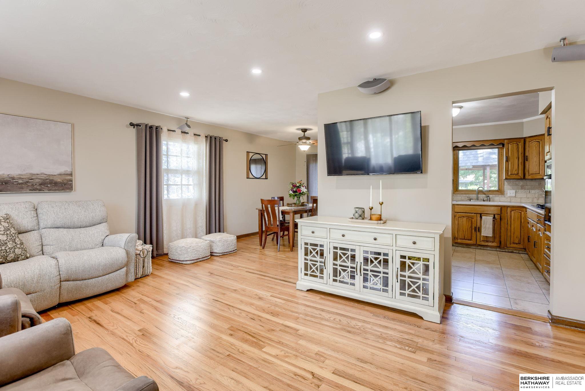 Omaha, Nebraska 68112, United States, 3 Bedrooms Bedrooms, ,2 BathroomsBathrooms,Residential,Pending,196330