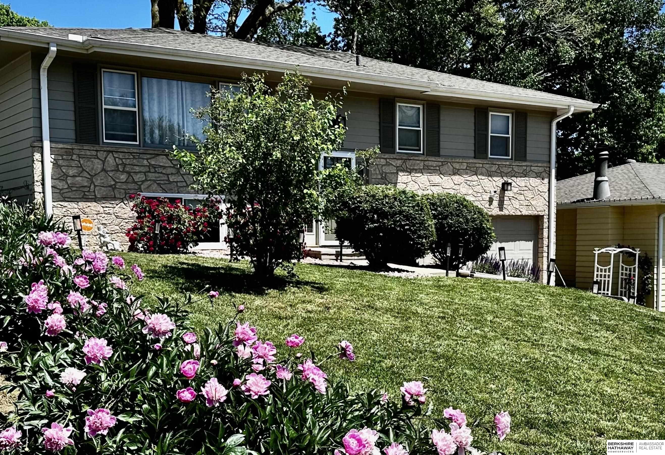 Omaha, Nebraska 68112, United States, 3 Bedrooms Bedrooms, ,2 BathroomsBathrooms,Residential,Pending,196330