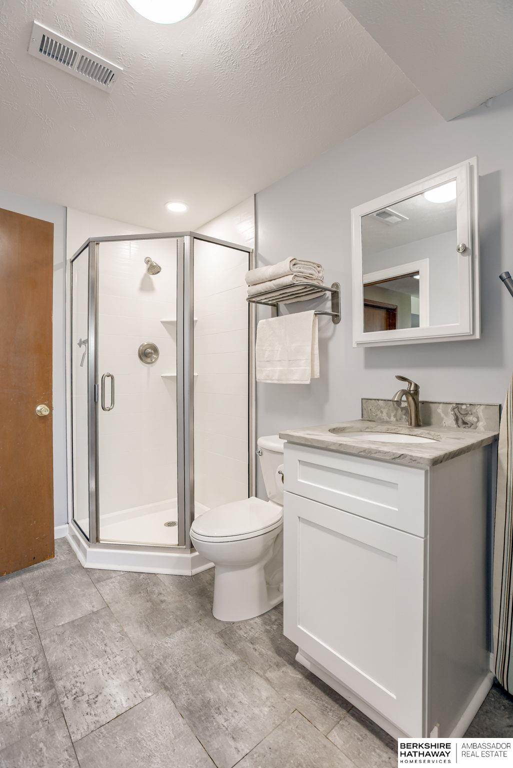 Omaha, Nebraska 68112, United States, 3 Bedrooms Bedrooms, ,2 BathroomsBathrooms,Residential,Pending,196330